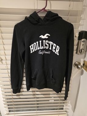 Hollister Women's Black Logo Hoodie.